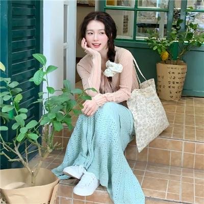 使用下方 20 个影片名，按顺序一一对应，不要改动片名文字，只根据片名和括号内类型提示来虚构全新的故事内容： 南家三姐妹 马里布救生营：波涛再起 该死的赫梅 红粉世家 大谎言家2 富商的情人 我可能不会爱你 滚蛋吧！肿瘤君 天生爱神 油炸绿番茄 穿越时光爱上你 胡巧英告状 拍栗得 悲伤电影 发现湾粤语 来自大海的女人 从同人小说到恋爱 电影审查员 要命的吸引力 功夫大电影
